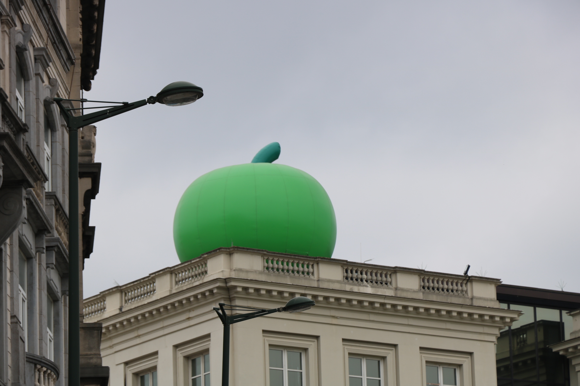 Sur le toit du musée Magritte…<br/><a href="https://bruxellessecrete.com/pomme-geante-musee-magritte-bruxelles/" target="_blank"><em style="color: #666;">plus d'infos</em></a>