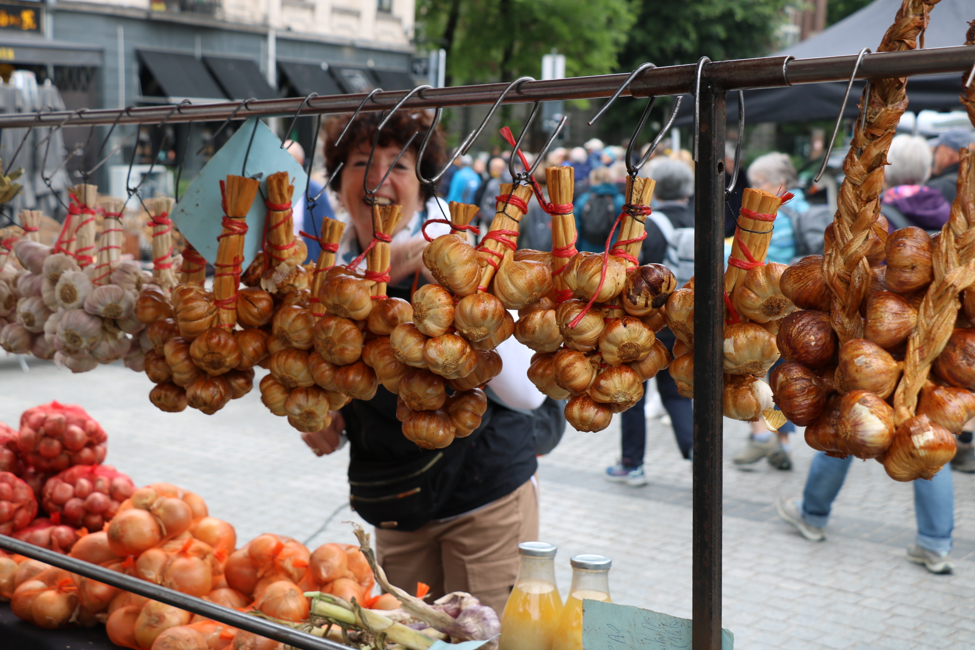 De l'ail, des oignons au marché de la place Jourdan<br/><a href="https://www.visit.brussels/fr/visiteurs/venue-details.Marche-de-la-Place-Jourdan.266056" target="_blank"><em style="color: #666;">plus d'infos</em></a>