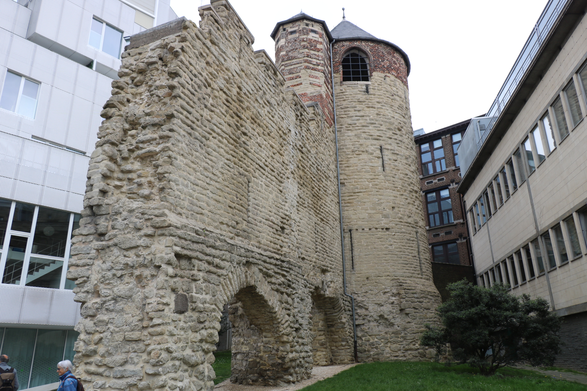 Vestiges de la première enceinte - Tour Anneessens<br/><a href="https://fr.wikipedia.org/wiki/Tour_Anneessens" target="_blank"><em style="color: #666;">plus d'infos</em></a>