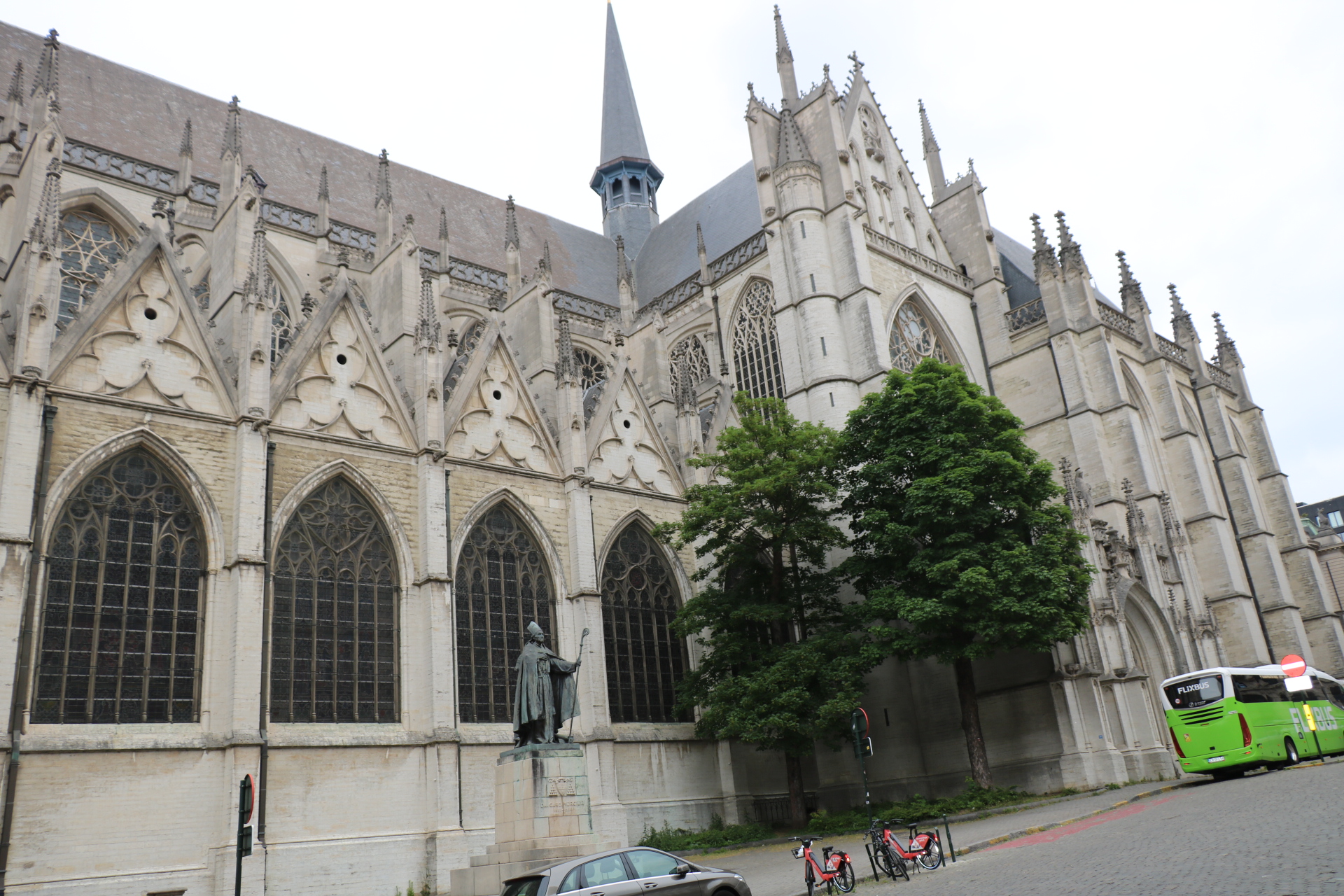 La cathédrale Saints-Michel-et-Gudule<br/><a href="https://fr.wikipedia.org/wiki/Cathédrale_Saints-Michel-et-Gudule_de_Bruxelles" target="_blank"><em style="color: #666;">plus d'infos</em></a>