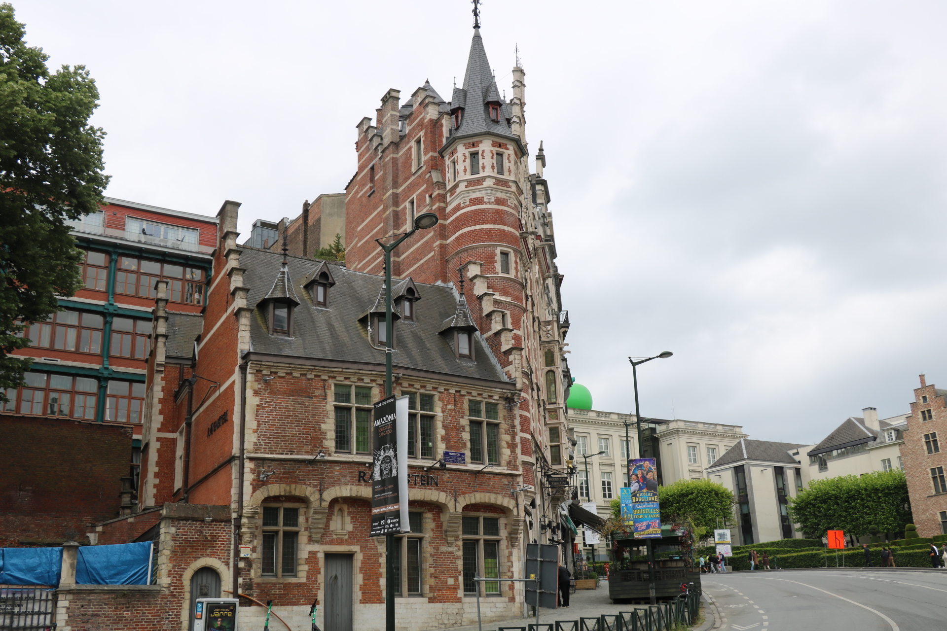 Ancienne Pharmacie anglaise Ch. Delacre<br/><a href="https://monument.heritage.brussels/fr/buildings/30083" target="_blank"><em style="color: #666;">plus d'infos</em></a>