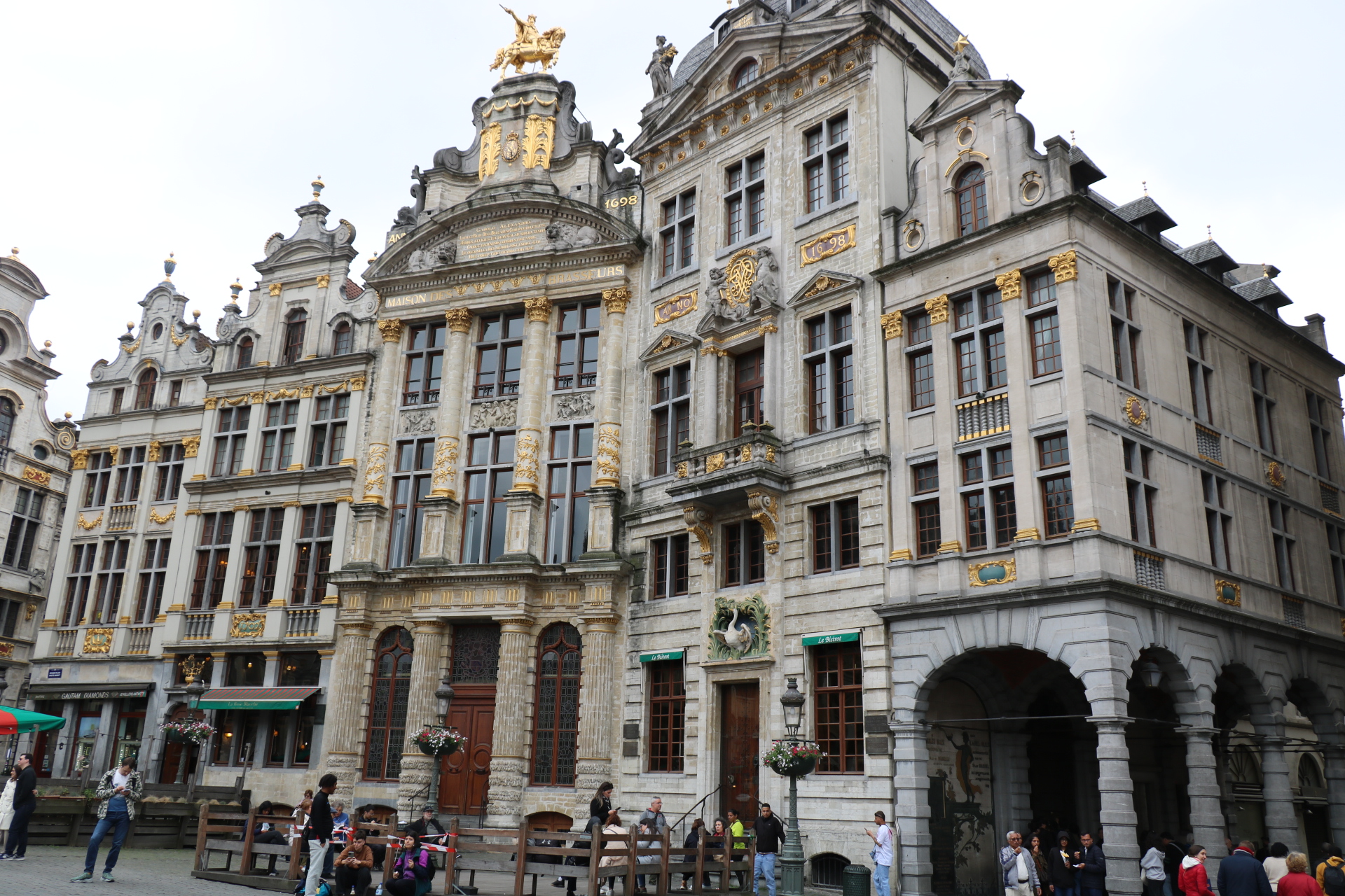 Entre la rue Charles Buls et la rue des Chapeliers<br/>(au sud)<br/><a href="https://fr.wikipedia.org/wiki/Grand-Place_de_Bruxelles" target="_blank"><em style="color: #666;">plus d'infos</em></a>