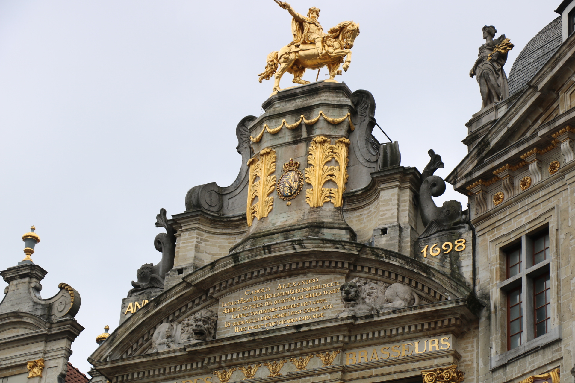 Maison de l'Arbre d'Or (au sud)<br/><a href="https://fr.wikipedia.org/wiki/Maison_de_l'Arbre_d'Or" target="_blank"><em style="color: #666;">plus d'infos</em></a>