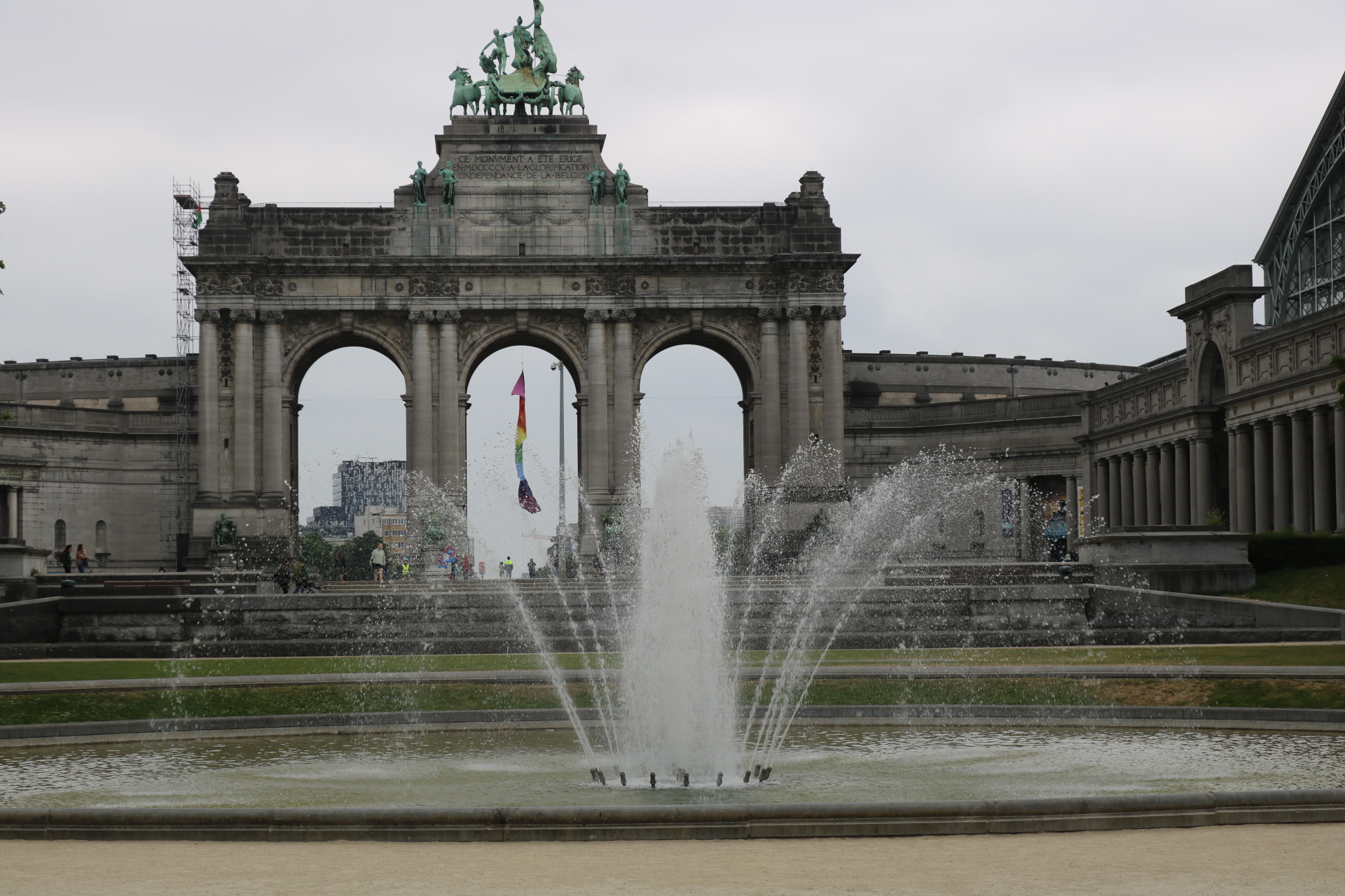 Arcades du Cinquantenaire<br/><a href="https://fr.wikipedia.org/wiki/Arcades_du_Cinquantenaire" target="_blank"><em style="color: #666;">plus d'infos</em></a>