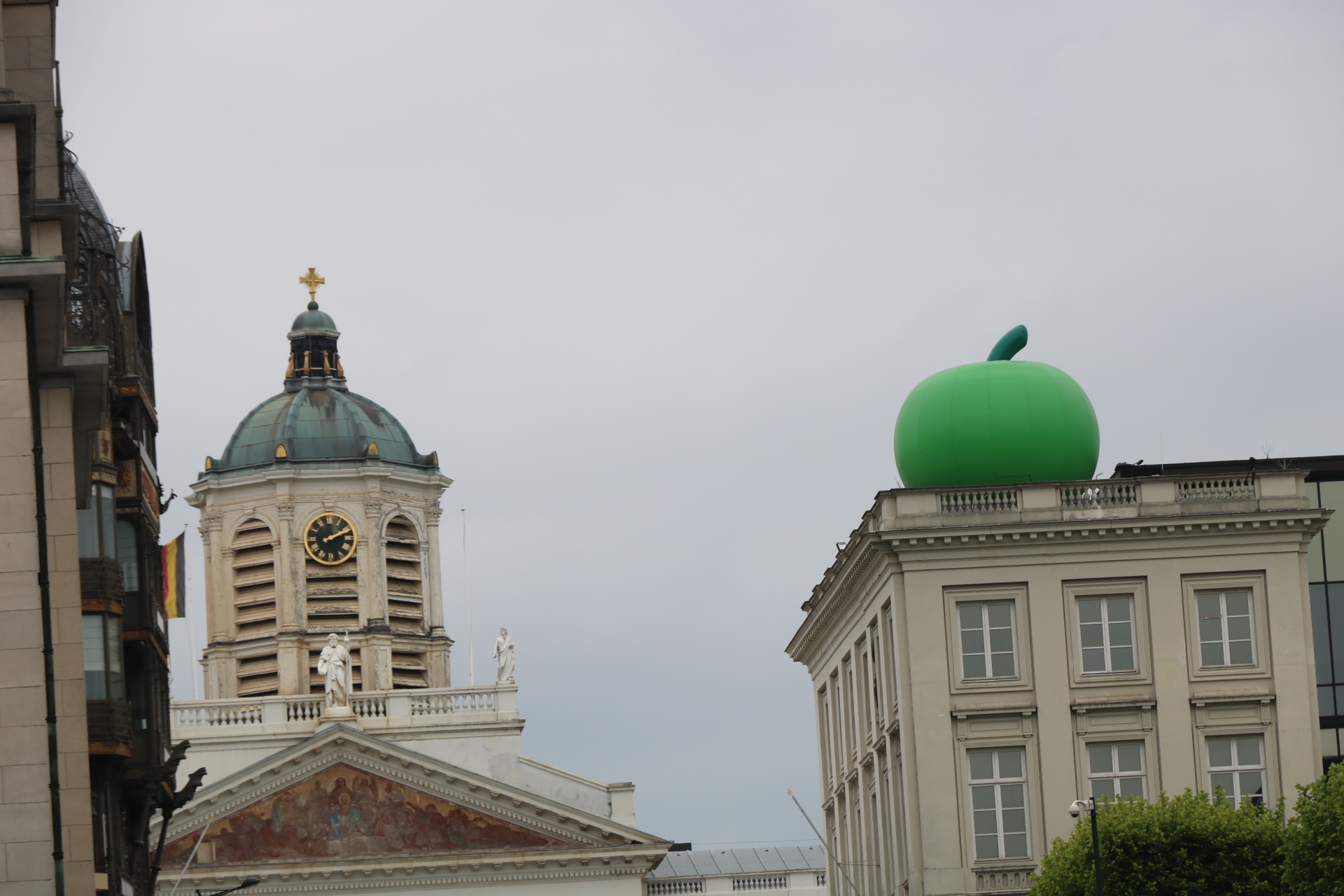 Vue de la place Royale depuis le Mont des Arts<br/><a href="https://fr.wikipedia.org/wiki/Mont_des_Arts" target="_blank"><em style="color: #666;">plus d'infos</em></a>