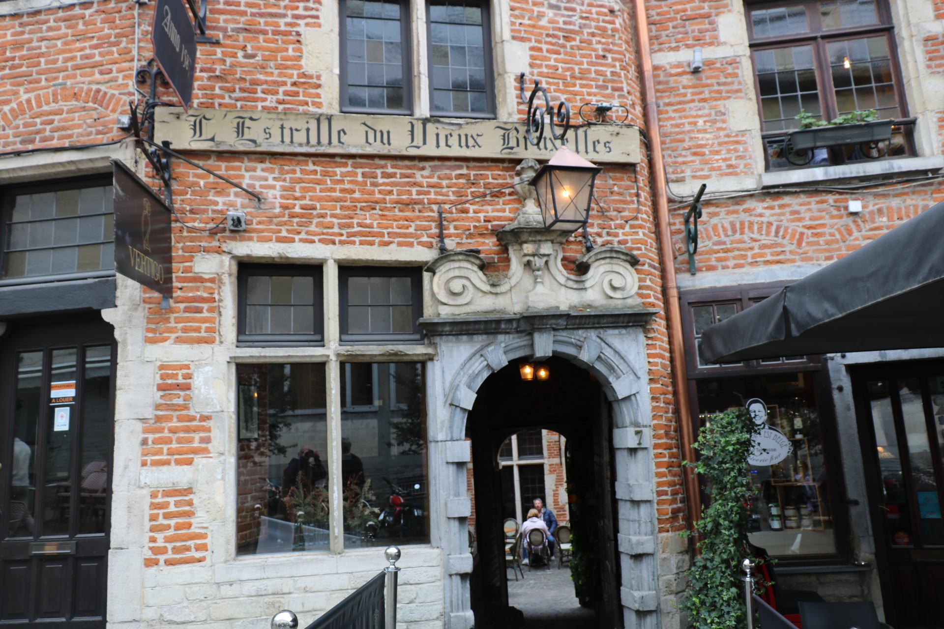 L'Estrille du Vieux Bruxelles (restaurant)<br/><a href="https://monument.heritage.brussels/fr/buildings/30505" target="_blank"><em style="color: #666;">plus d'infos</em></a>