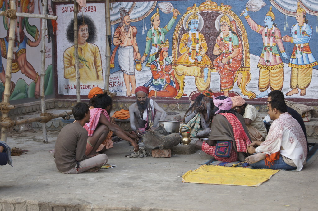 Sadhus am Ufer des Ganges...