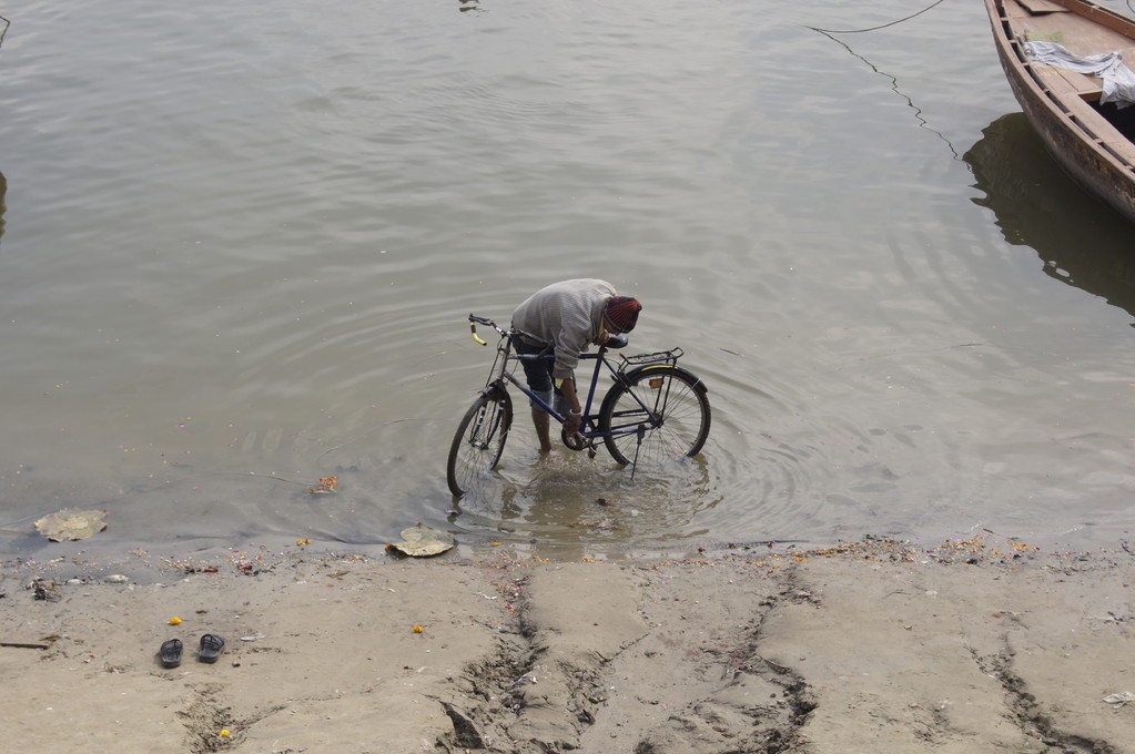 Wenn mich mein Velo einmal bis zum Ganges tragen sollte, werde ich es ganz bestimmt auch im heiligen Fluss waschen...
