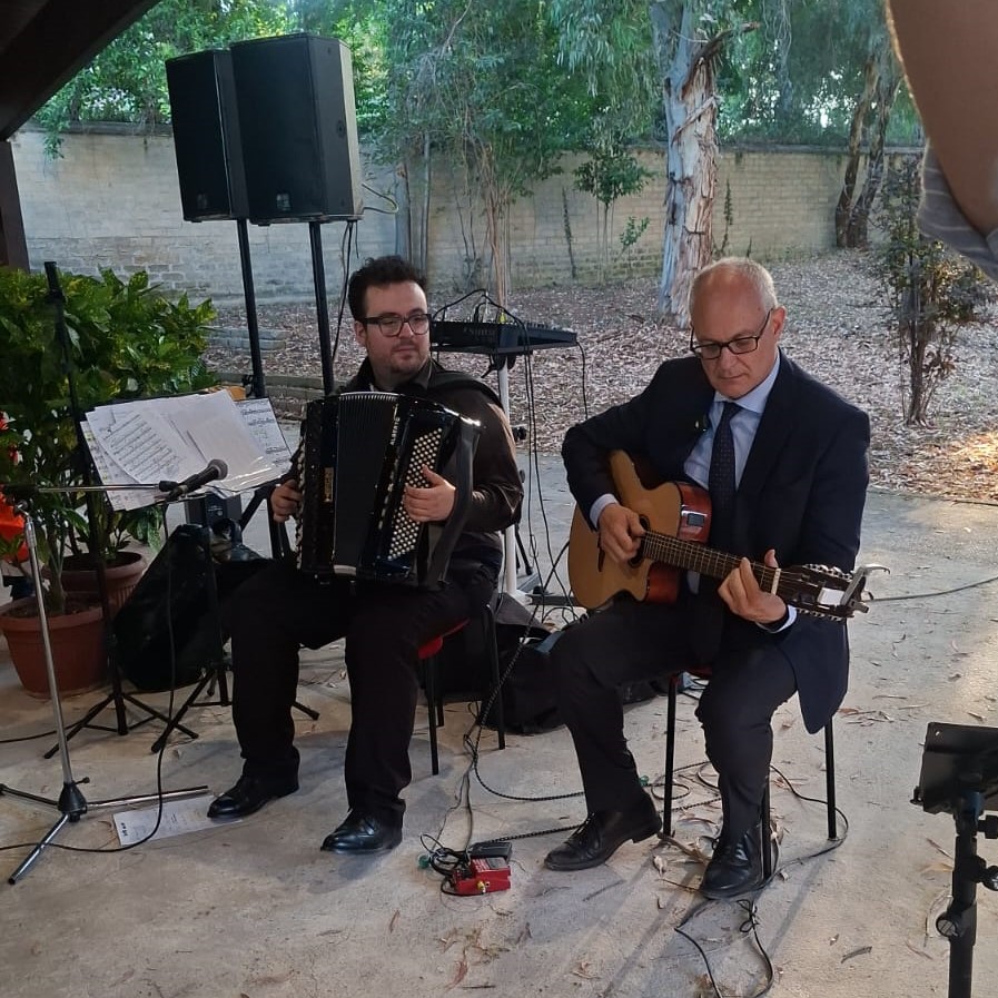 Il M° Alberto Cicero, docente presso la William School Music accompagna con la Fisarmonica, Il Sindaco di Roma, Roberto Gualtieri.