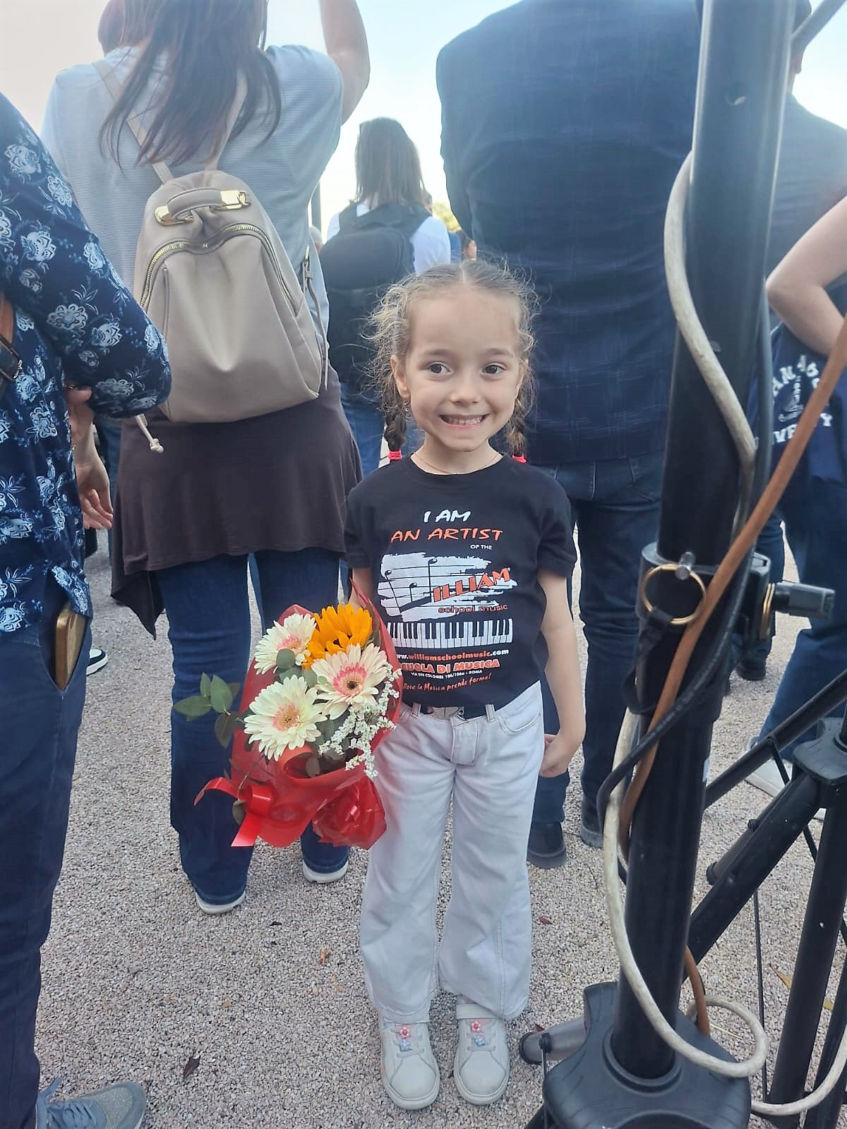 Suemy Feliziani riceve in dono, dal Sindaco di Roma Roberto Gualtieri, dopo l'esibizione, un coloratissimo mazzo di fiori