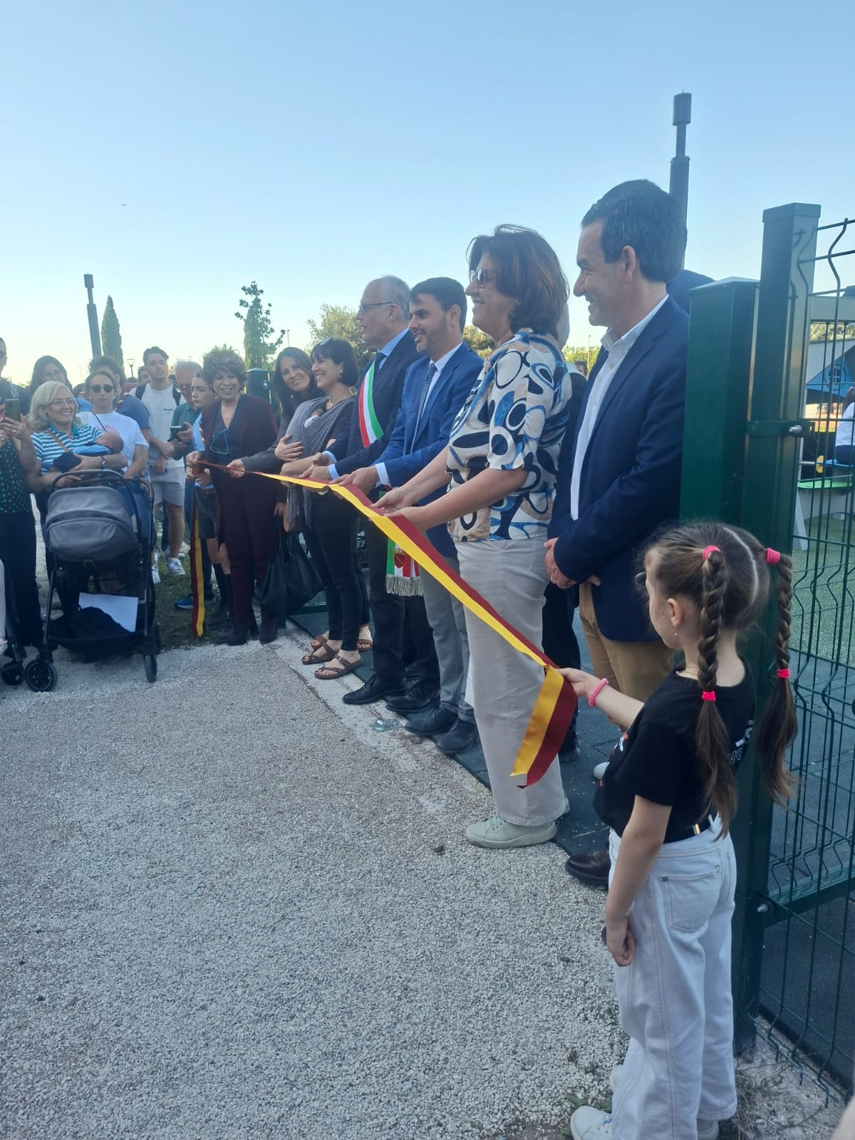 Suemy Feliziani chiamata a tenere il nastro che il Sindaco deve tagliare