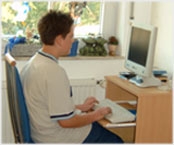 Jugendlicher sitzend vor dem Computer