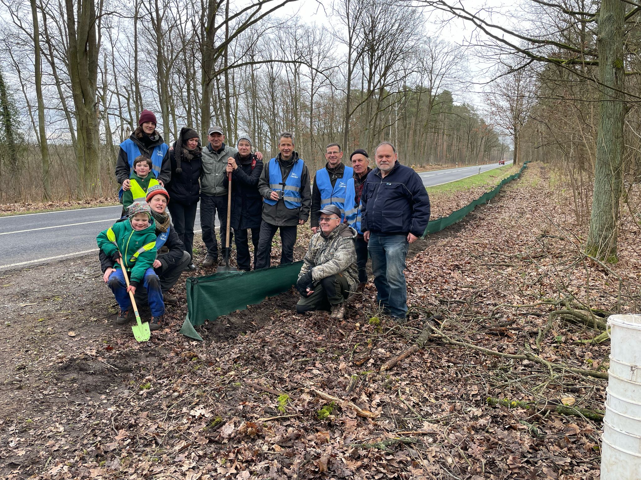 Aufbau Amphibienschutzzaun an der L402 in Wüstemark 