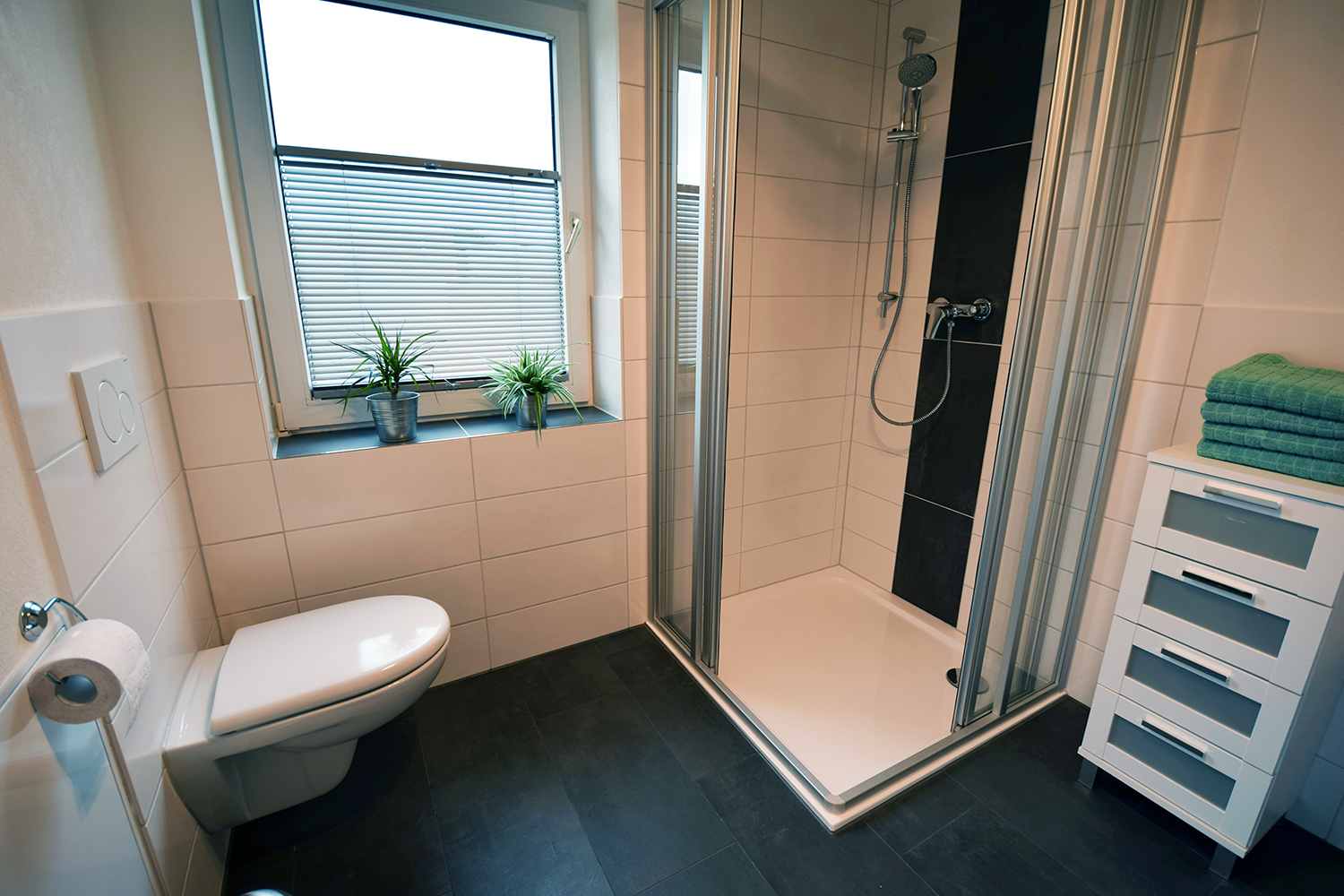 ... Badezimmer mit ebenerdiger Dusche.