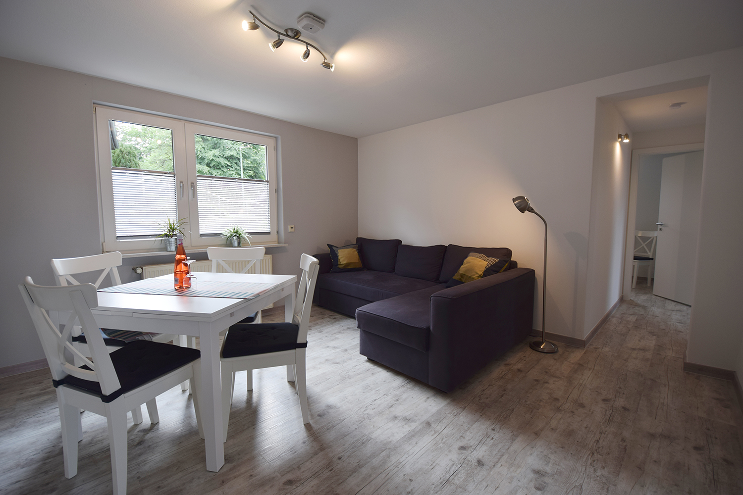 ... und urgemütlicher Couch-Ecke.