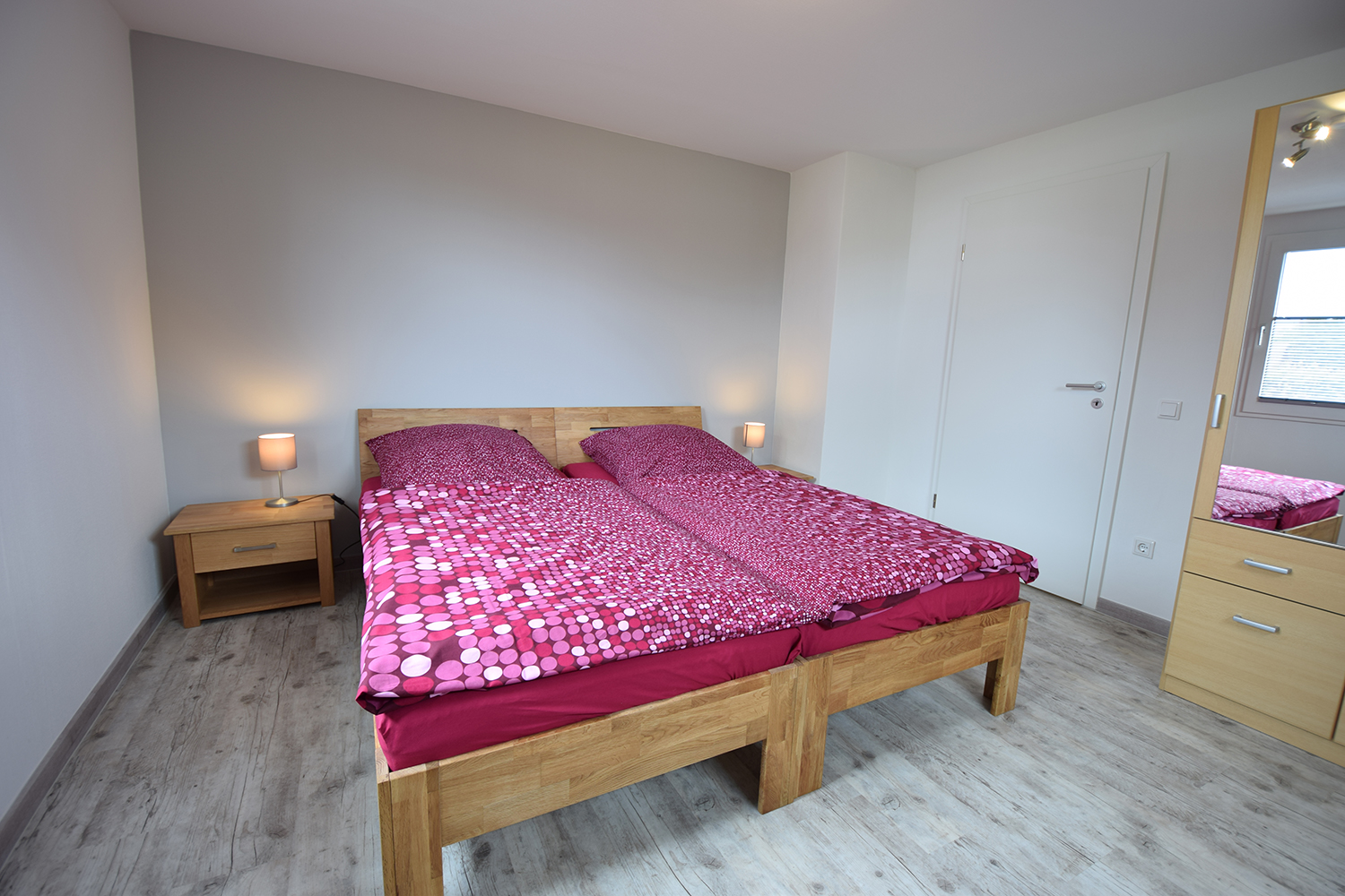 Schlafzimmer 1 mit einem Doppel-, oder zwei Einzelbetten...