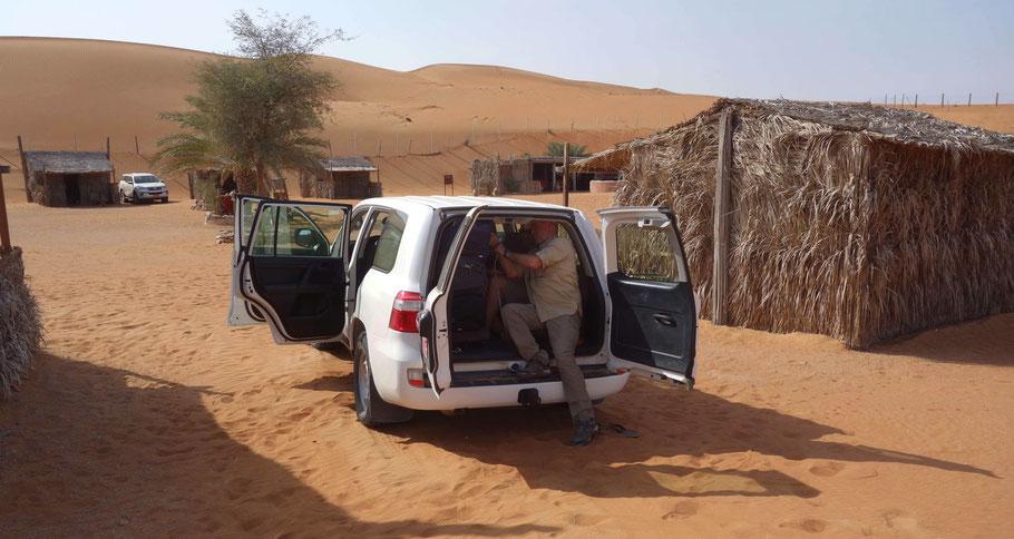 Oman, désert de Wahiba Sands : arrimage des sacs de voyage avant le départ pour le plateau de Sayq