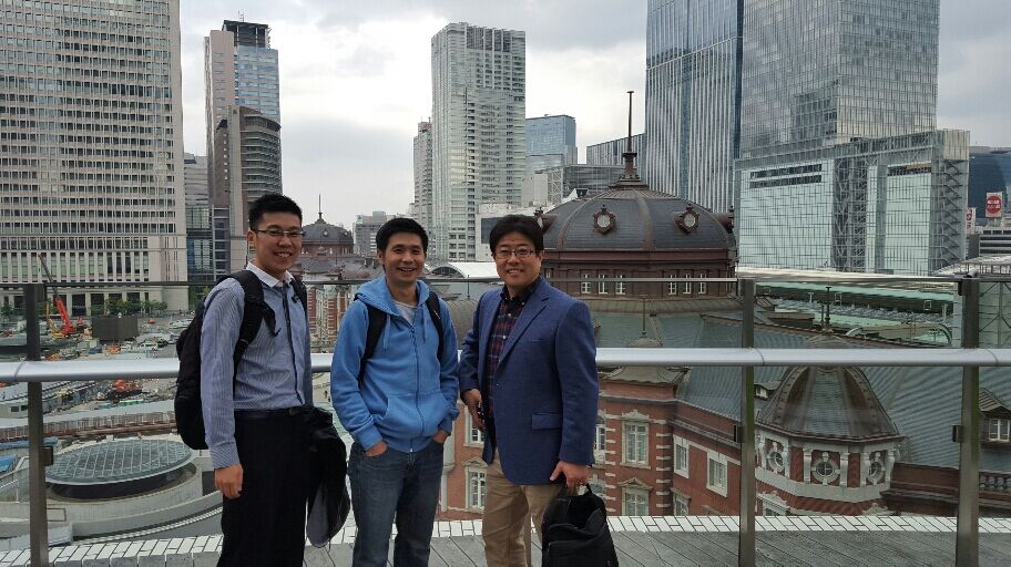 今野製作所の今野社長と同社のインドネシアでの販売店NMSのウィナルト副社長及び同アルディアン担当と東京での会食後の様子（A picture of Mr. Hiroyoshi Konno, President of Konno Seisakusho and visitors from Konno's Indonesian distributor NMS, Mr. Winarto and Mr. Ardian.)
