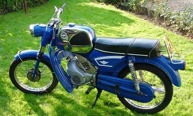 So fing alles an: eine Zündapp C 50 Sport, allerdings mit einem total unsportlichen Beinschutz. Für Sauberkeitsfanatiker OK, aber dieses uncoole Teil wurde auf der Stelle entfernt [Foto: Klaus Berger]