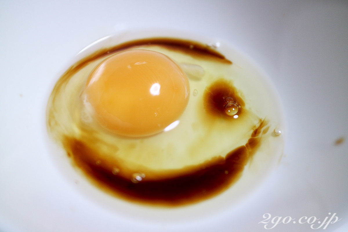 日本では近所のスーパーで美味しく新鮮、かつ衛生的な卵が手に入る。お醤油はお好みで。