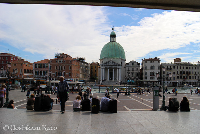ベネチア駅のファサード前の風景。駅前の景色からして格別。