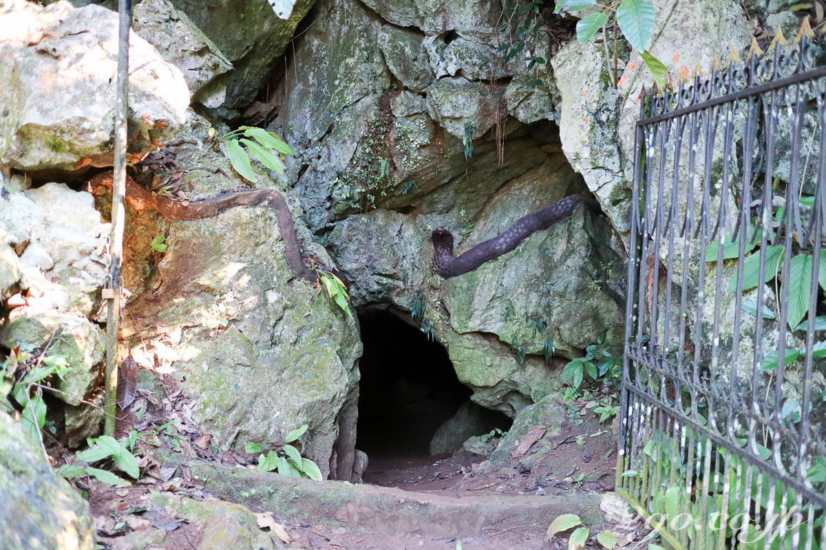 洞窟の入口の岩の上に大蛇のモニュメント。無駄に恐怖心を煽るのはやめてほしい。