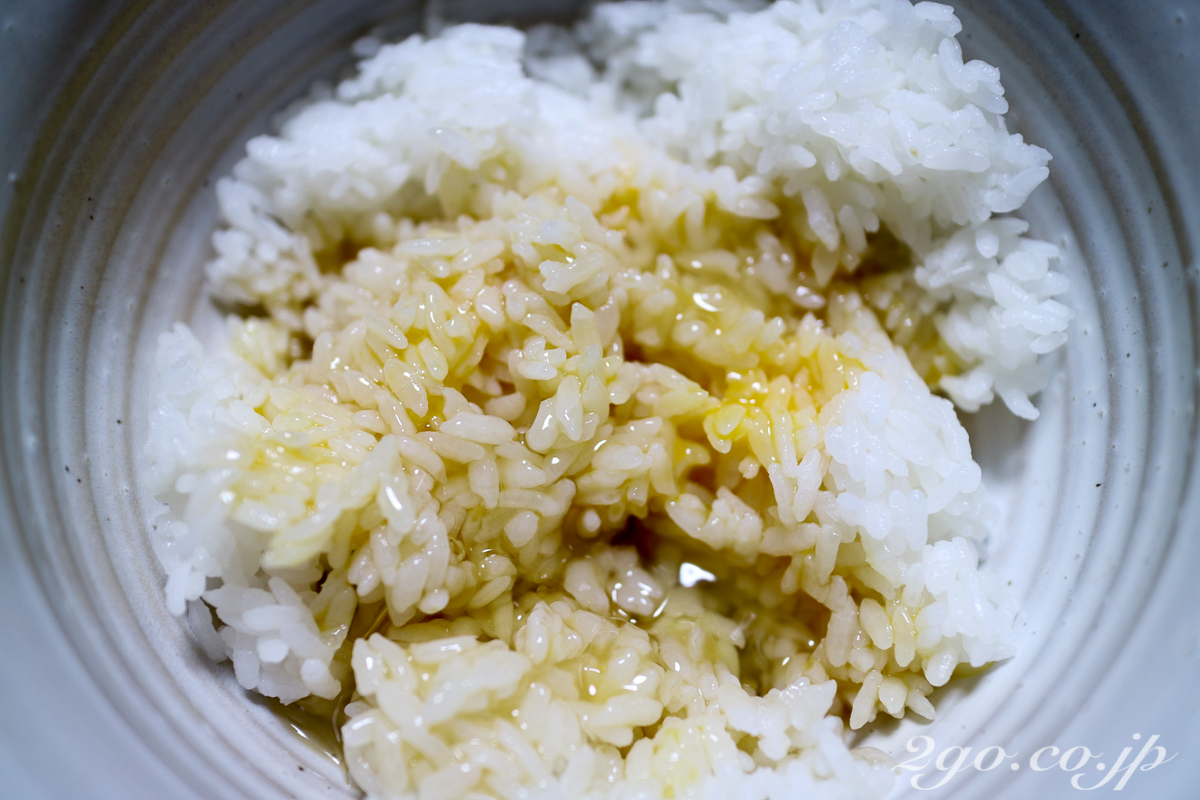 炊きたてのご飯の上に軽くかき混ぜた生卵をかけるだけ。TKGは失敗する方が難しい料理だ。
