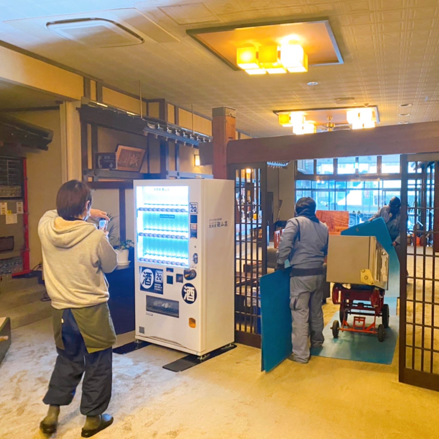 湯あがりはクラフトビール自販機へ | 高橋屋 観山荘さまの導入例