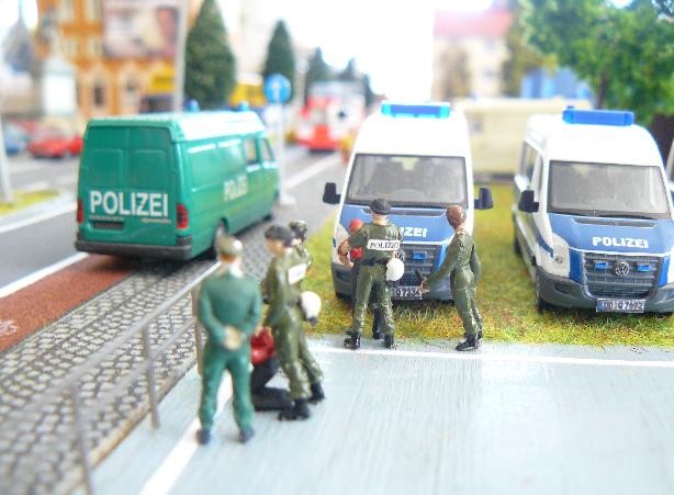 Festnahme von zwei Verdächtigen durch die Kräfte der BFE