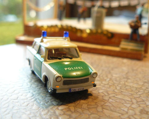 Dieser Trabant ist keinesfalls ein aktueller Dienstwagen. Er dient der Polizei bei öffentlichen Veranstaltungen und Festumzügen als Aufhänger, um mit dem Bürger ins Gespräch zu kommen.