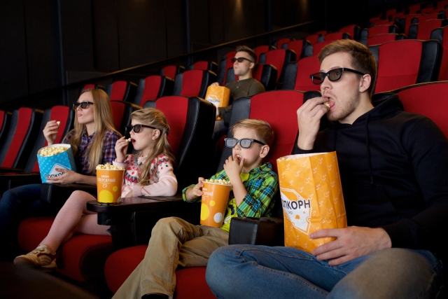 映画館でポップコーン食べる人たち