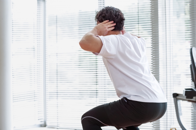スクワットをしている男性