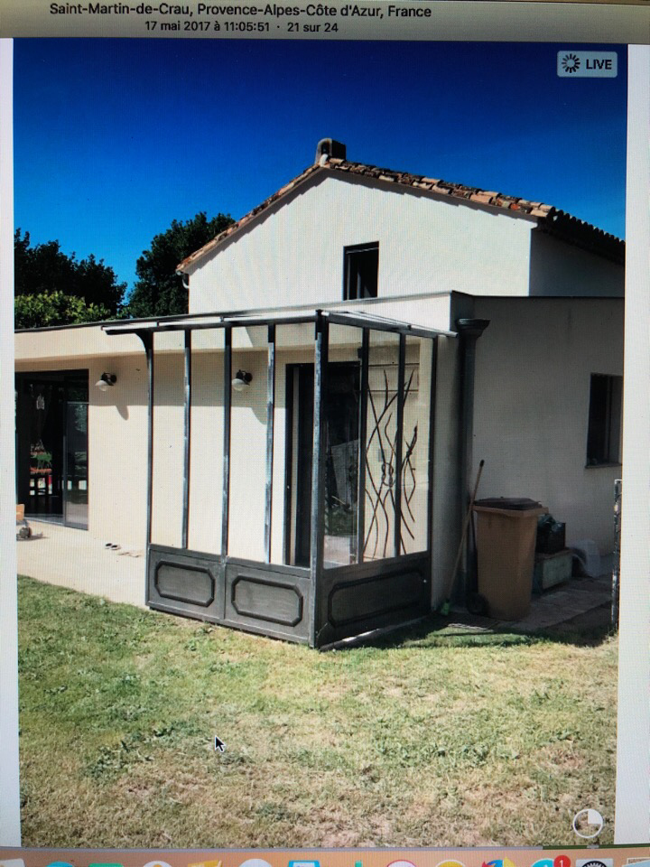 Hall d’entrée fermé en baie vitrée Acier/ avec toiture en Polycarbonates. 