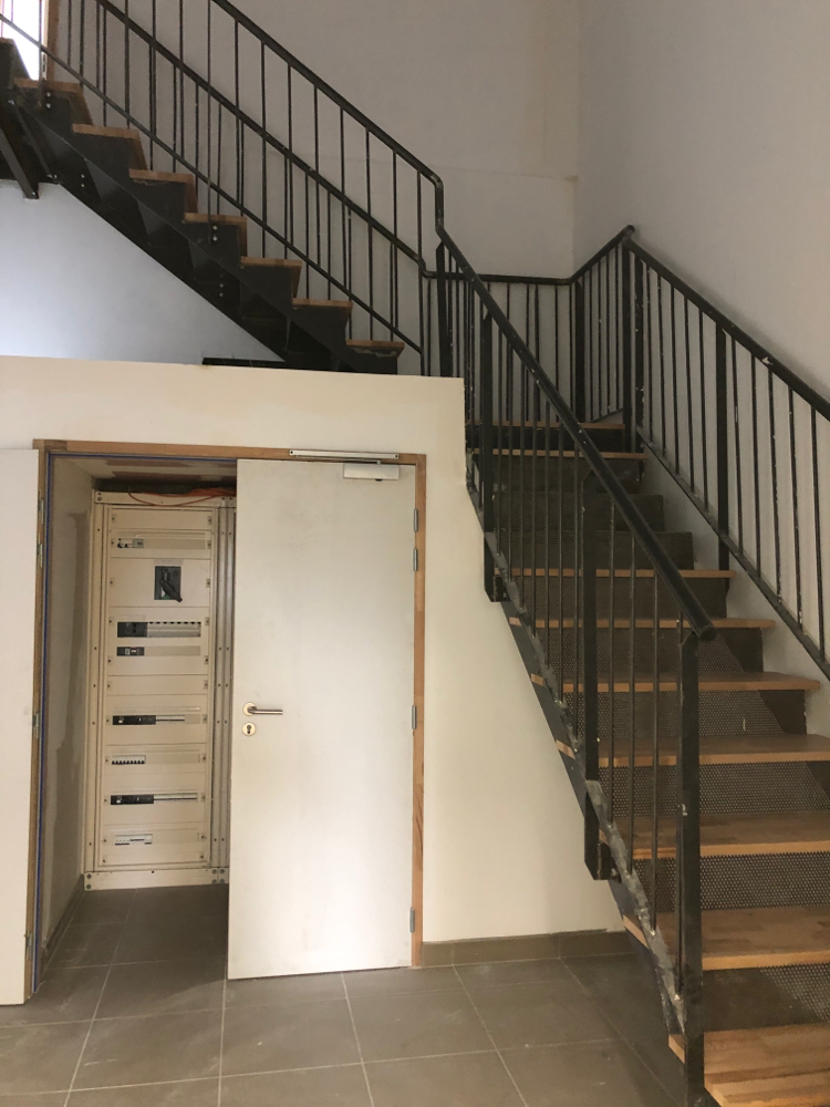 Escalier 3 quart tournant en Acier brut vernis PU avec Marche en bois d’Hetre .
