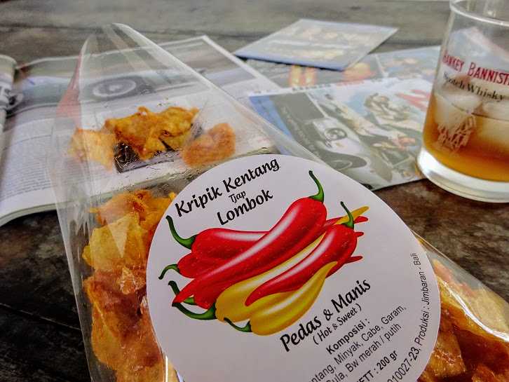 Keripik kentang balado dari Tjap Lombok. Kripik kentang pedas manis dari Tjap Lombok