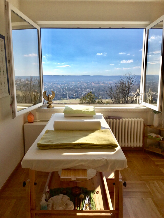 Wenn die Temperaturen einladend sind, ist es möglich, im Heilhaus weit die Fenster zu öffnen. So fühlt man sich während der Behandlung "als läge man draußen", unter freiem Himmel, mit einem atemberaubenden Blick auf die Stadt. 😀