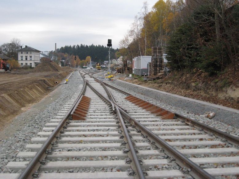 Die Schrägen an den äußeren Schienen verhindern das Entgleisen im Herzstück der Weiche