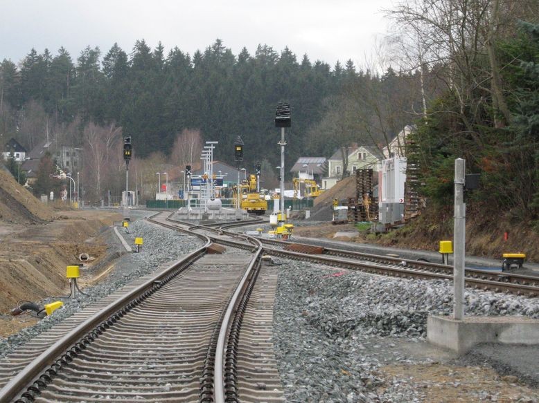 Der Mittelbahnsteig, im Vordergrund die beiden Weichen