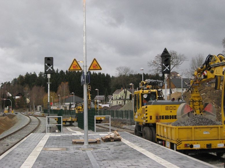 Der Abgang vom Bahnsteig - 2 Aussfahrtssignale (Hauptsignale mit Rot und Grün)