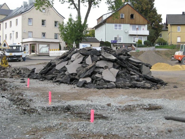 Alte Straßendecke zwischengelagert