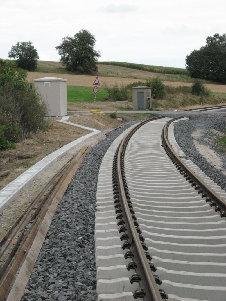 Bahnübergang vor Erkersreuth - Links Versorgungskanal mit neuem Häuschen