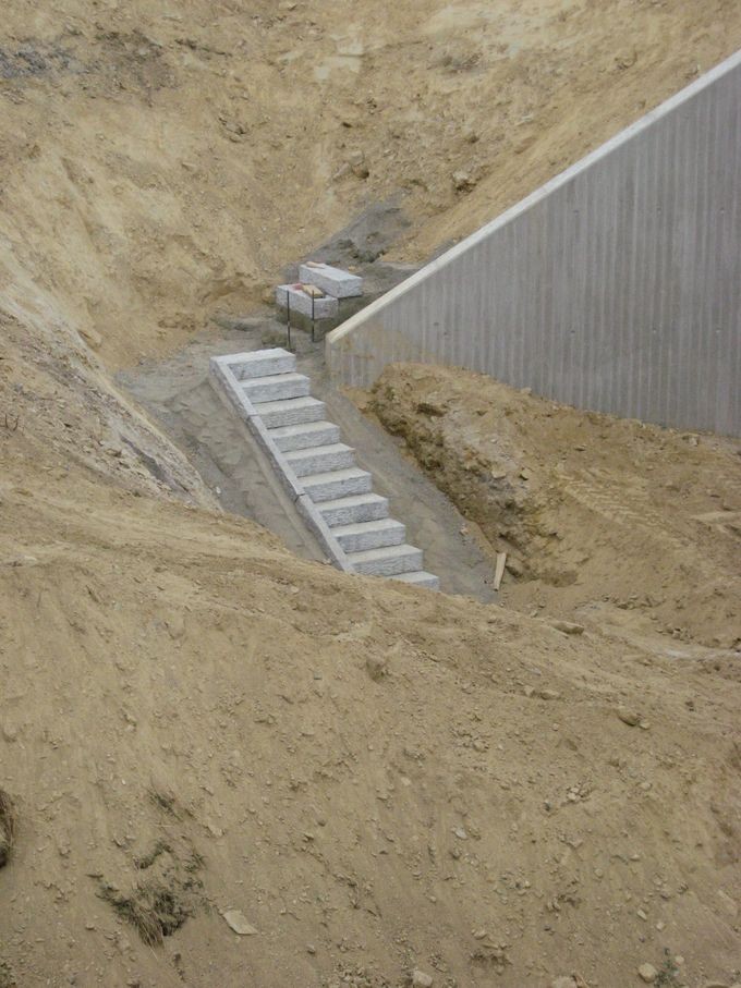 Unfertige Rettungstreppe auf der Ostseite