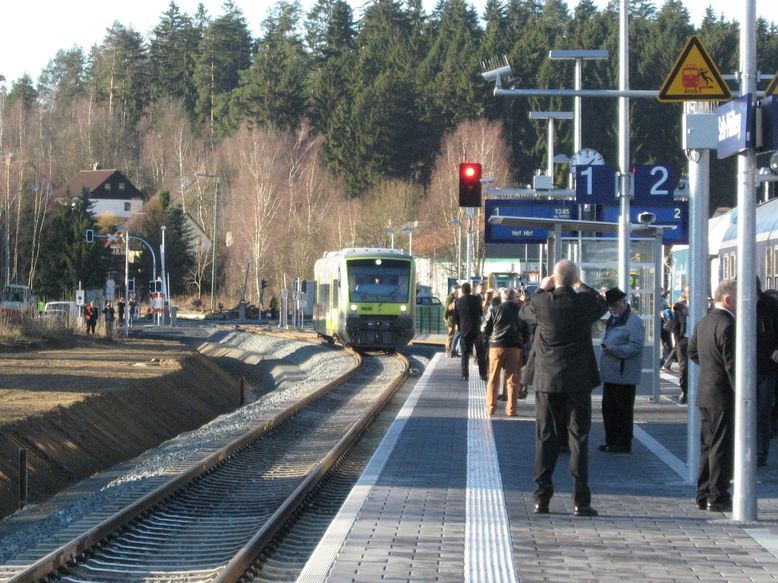 Agilis fährt verspätet ein auf Gleis 1