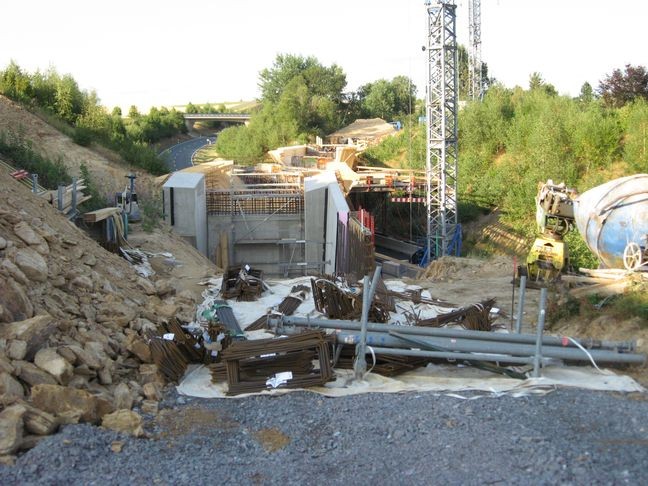 Die neue Bahnbrücke über die Umgehungsstraße entsteht