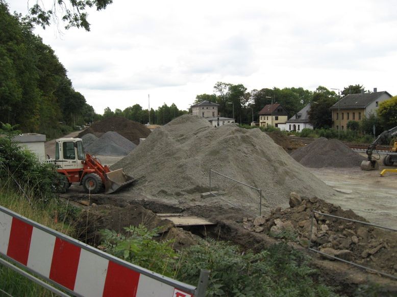 Haufen mit verschiedenem Material warten auf die Verwendung