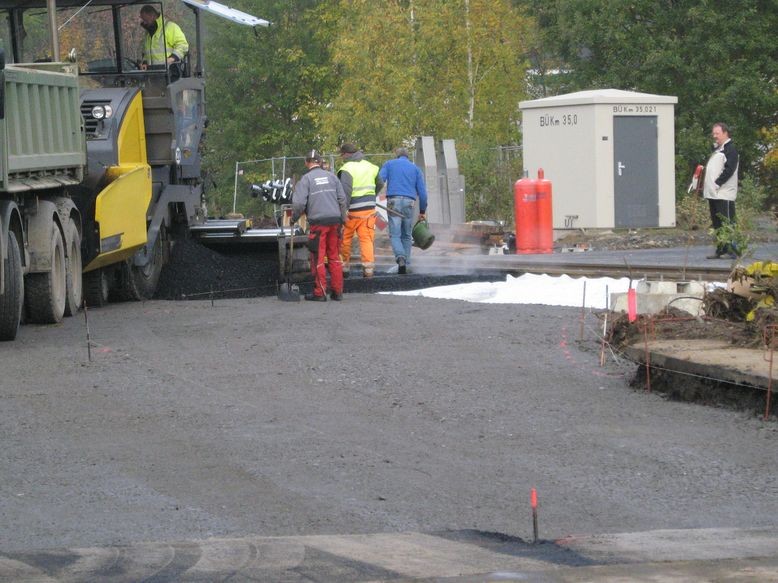 Bahnübergang  Selb-Plößberg: Bahnhofstraße in Arbeit - Zuschauer sind willkommen