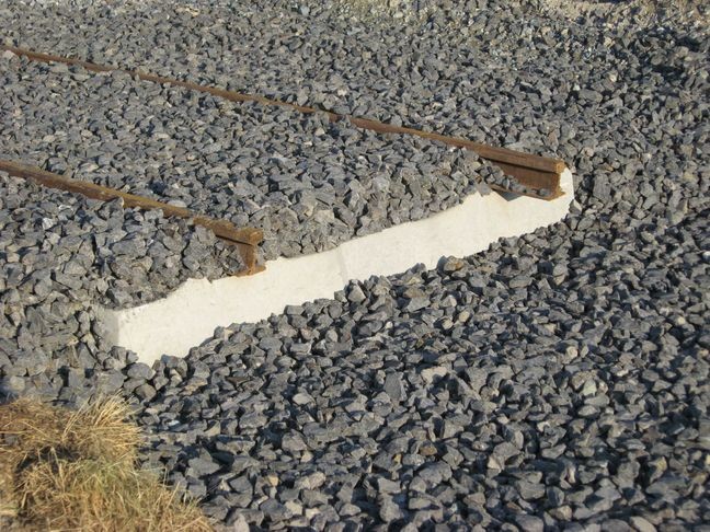 Alte Bahnschwelle am Bahnübergang