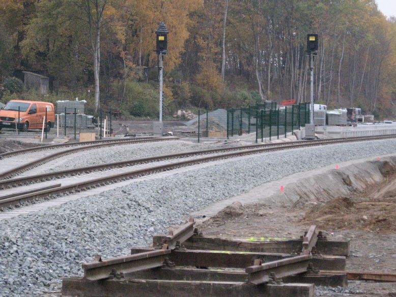 Mittelbahnsteig mit Zugangsrampe und den beiden Signalen in Fahrtrichtung Hof