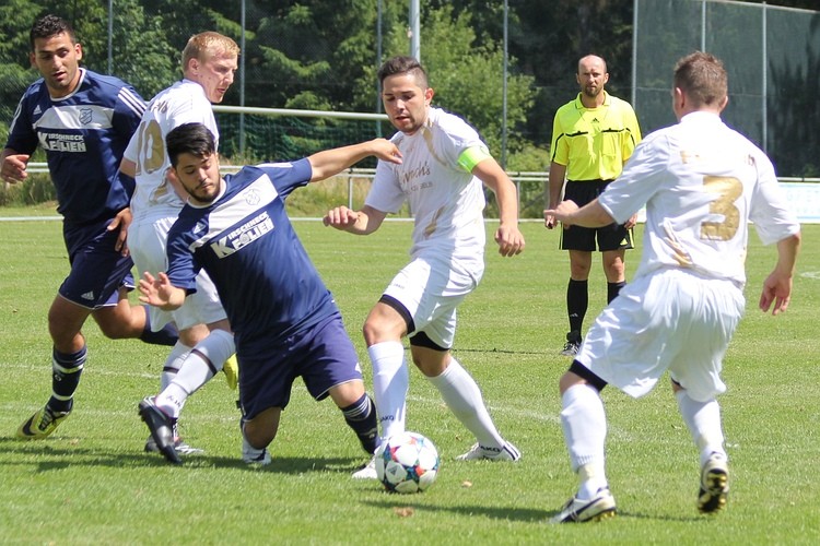 Kein Foul an Özgur Keles (Mitte), entschied der Referee