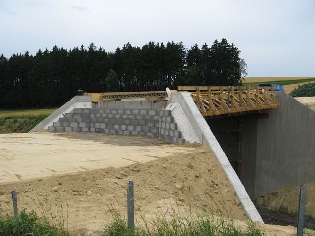 Neue Brücke, Weg muss deutlich erhöht werden